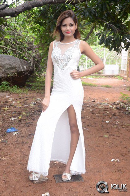 Clara-Fernandez-At-Lovers-Park-Movie-Opening